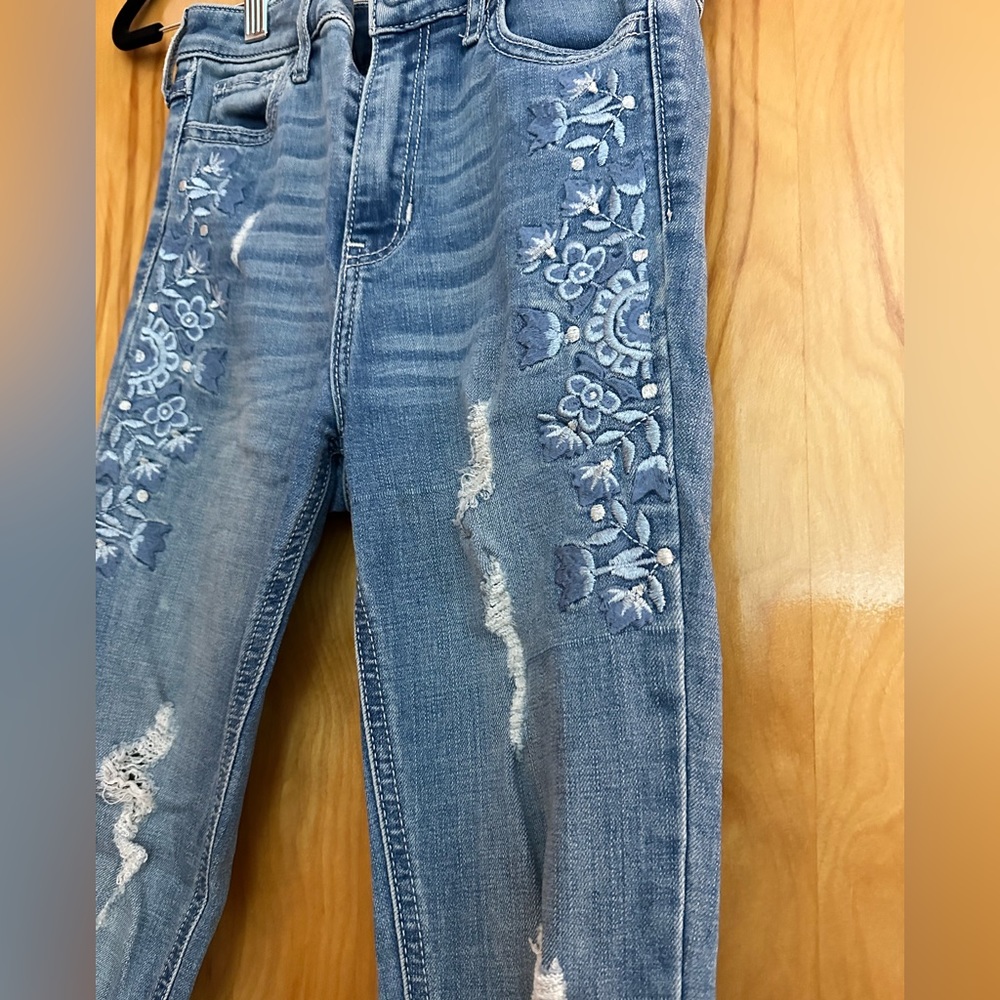 Hollister Denim Skinny Jean Embroidered and Destroyed 0R - Picture 2 of 4